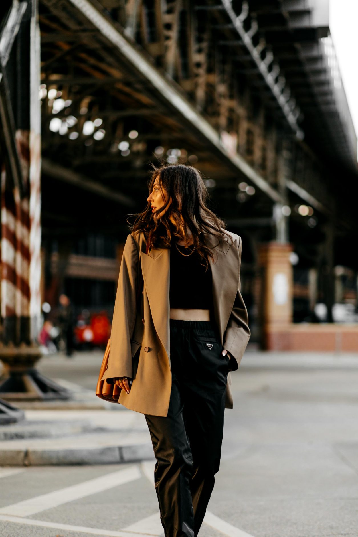 SS21 Streetstyle outfit wearing brown oversized Envelope1976 blazer, black crop-top, black recycled nylon pants, black high heeled sandals, Loewe Flamenco Ondas Clutch | Minimalistic ootd, everyday outfit inspiration, styling ideas, effortless cool, high end casual outfit #streetstyle #fashionblogger streetstyle photographer Tonya Matyu