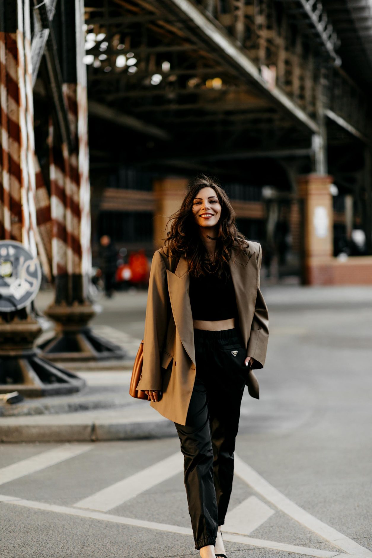 SS21 Streetstyle outfit wearing brown oversized Envelope1976 blazer, black crop-top, black recycled nylon pants, black high heeled sandals, Loewe Flamenco Ondas Clutch | Minimalistic ootd, everyday outfit inspiration, styling ideas, effortless cool, high end casual outfit #streetstyle #fashionblogger streetstyle photographer Tonya Matyu