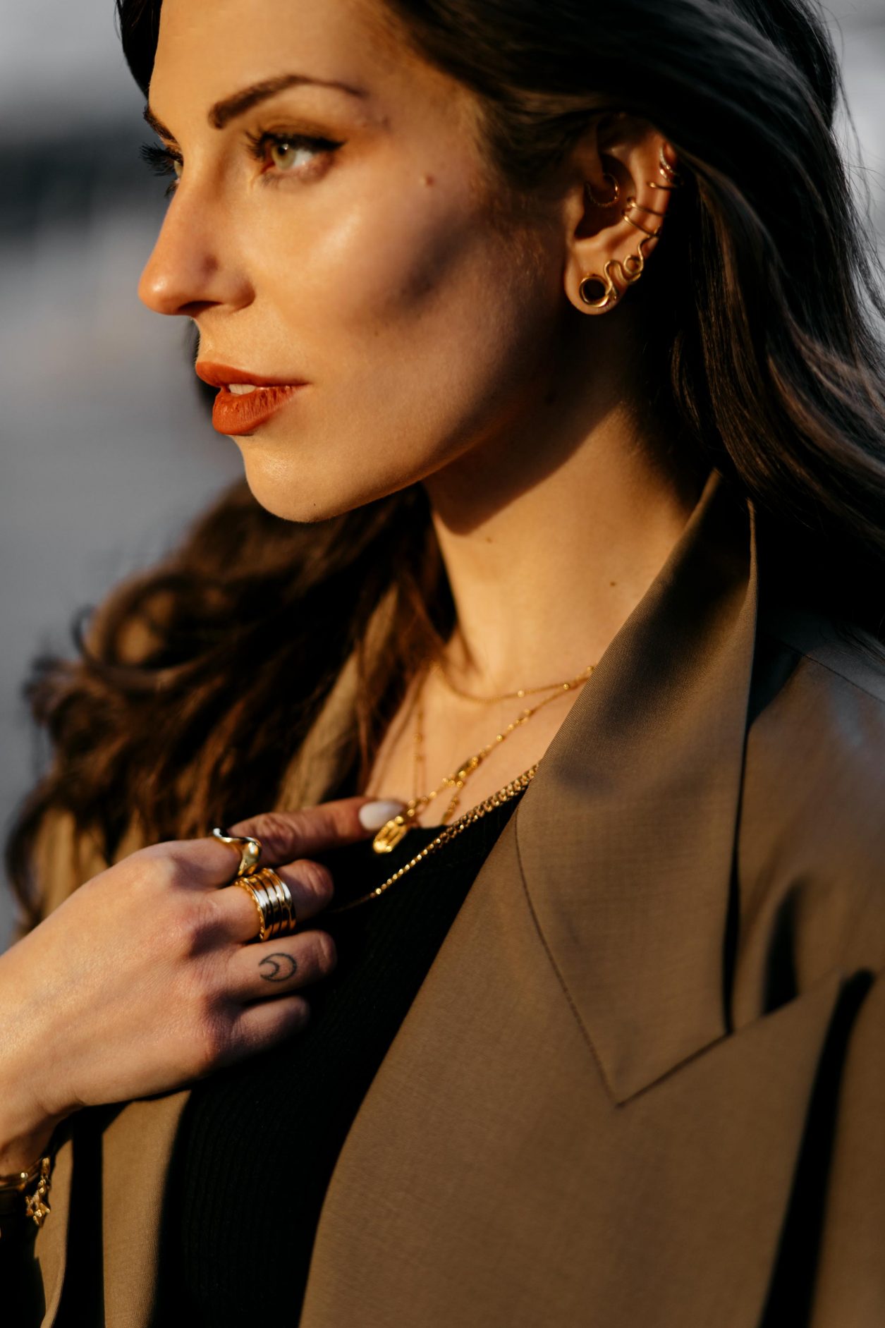 Streetstyle portrait wearing brown oversized Envelope1976 blazer, black crop-top, golden jewelry layering, earring hoops combination | Minimalistic ootd, everyday outfit inspiration, styling ideas, effortless cool, high end casual outfit #streetstyle #fashionblogger streetstyle photographer Tonya Matyu