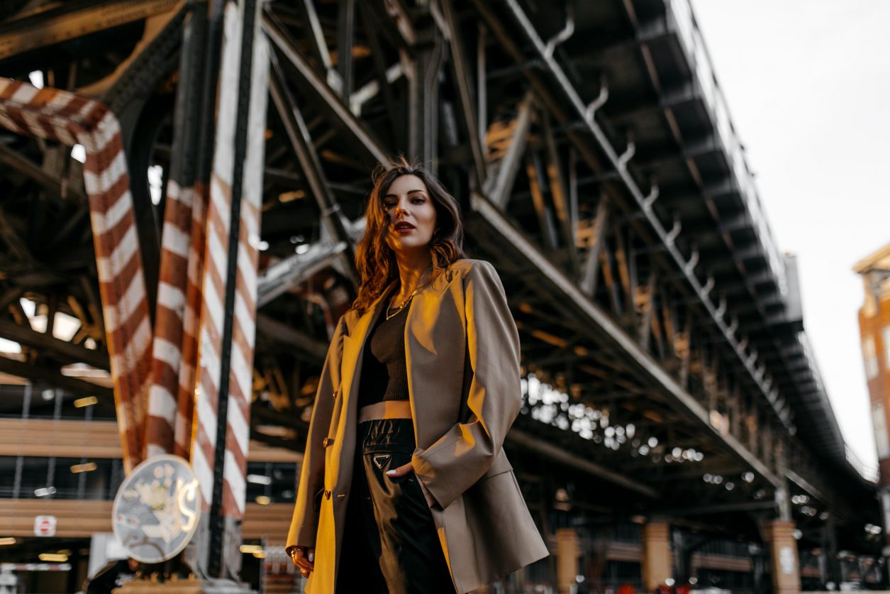 SS21 Streetstyle outfit wearing brown oversized Envelope1976 blazer, black crop-top, black recycled nylon pants, black high heeled sandals, Loewe Flamenco Ondas Clutch | Minimalistic ootd, everyday outfit inspiration, styling ideas, effortless cool, high end casual outfit #streetstyle #fashionblogger streetstyle photographer Tonya Matyu