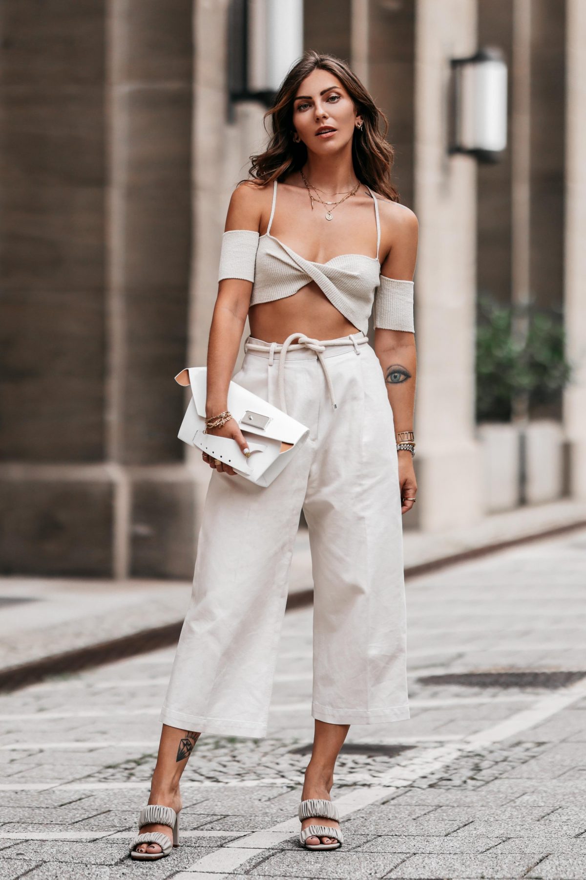 Monochrome Off White Look