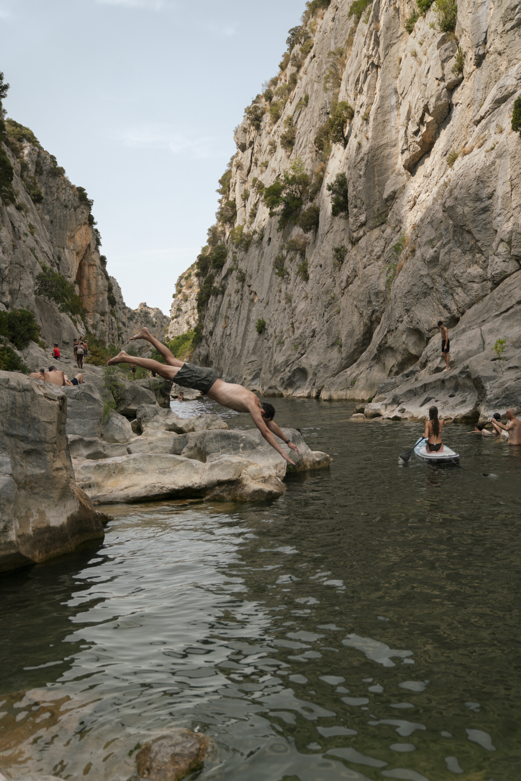 Sprung von den Felsen in die Gorges du Gouleyrous