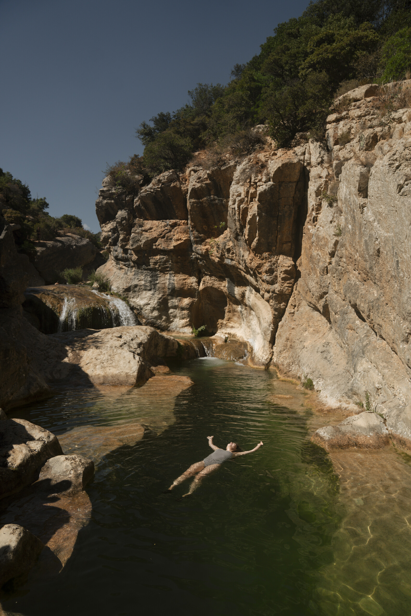 Schwimmen im klaren Wasser der Gorges du Gouleyrous bei Perpignan