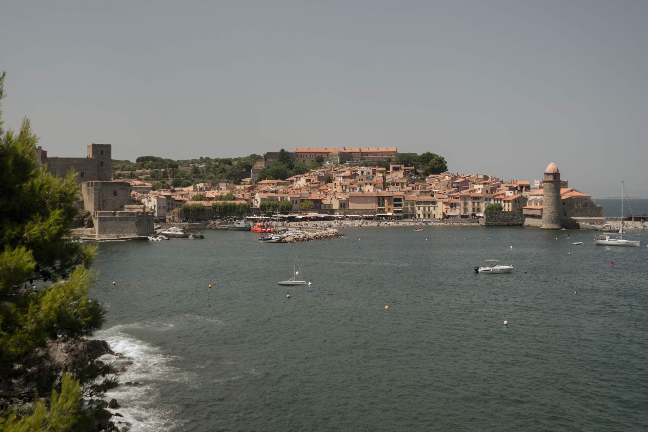Blick auf den Fischerort Collioure vom Wasser aus