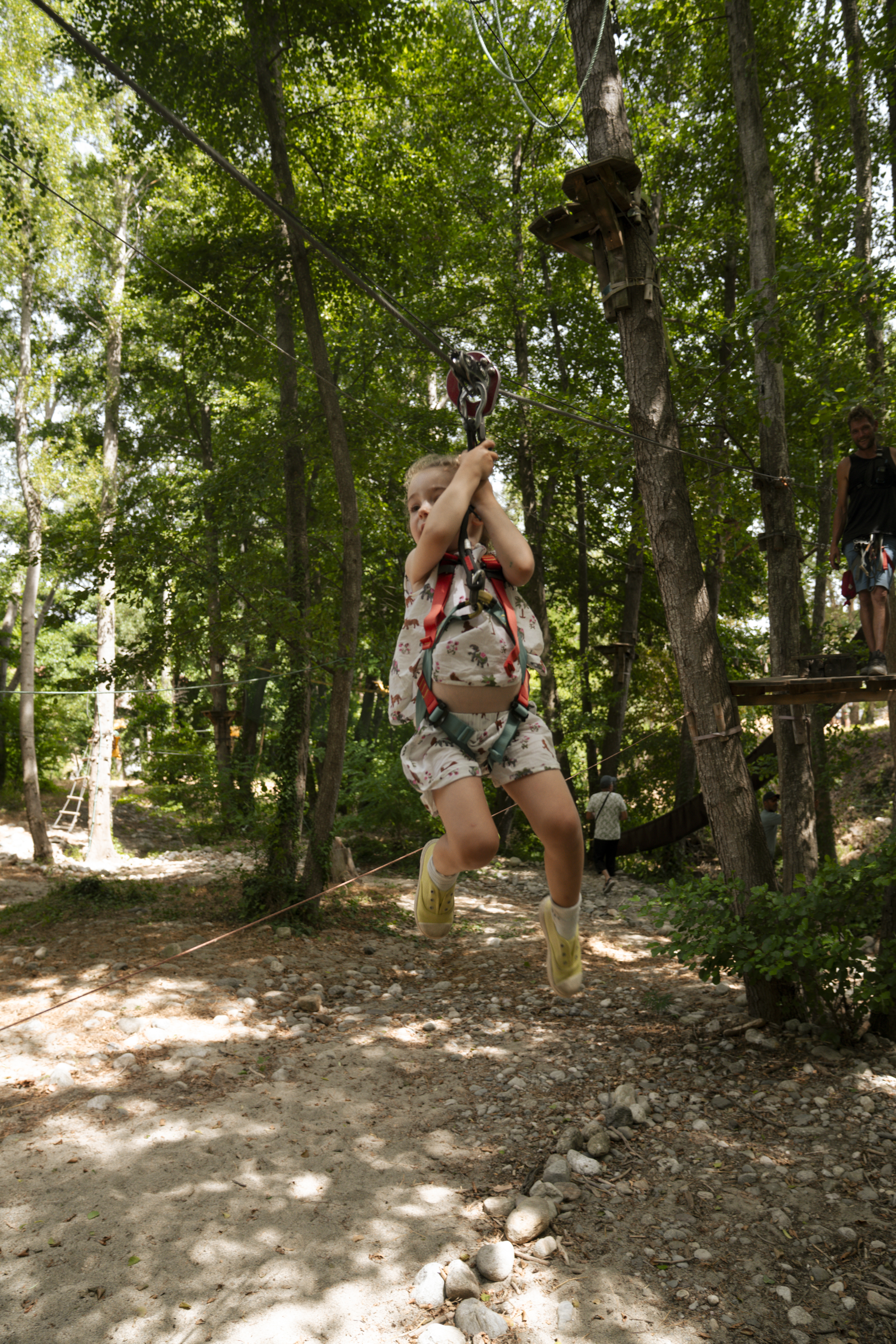 Kind an der Seilrutsche im Kap Oupa Kap Parc Aventure